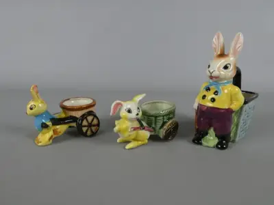 Set van drie vintage keramische konijntjes met karretjes – kavel bij De Kringwinkel, Diest