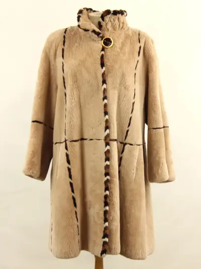 ZUKI - Exclusieve Canadese faux fur mantel - beige met bruine details - made in Canada – kavel bij De Kringwinkel, Antwerpen