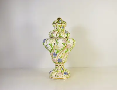 Decoratieve keramische dekselvaas met bloemen en gouddecor – kavel bij De Kringwinkel, Turnhout
