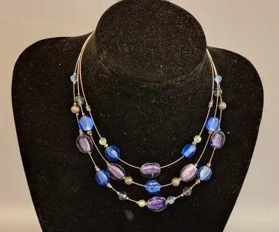 Veelkleurige ketting met blauwe en paarse kralen – kavel bij De Kringwinkel, Aalst
