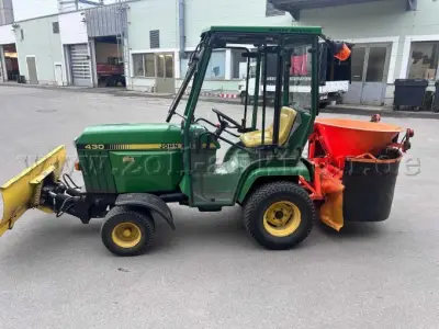 1 Traktor John Deere 430 mit Schneeschild und Streuer – kavel bij Zoll-Auktion, Altdorf