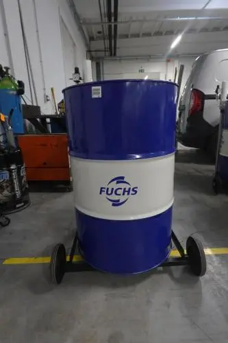 Vatenkar met Samoa pomp en vat olie 250l – kavel bij Openbare Verkopen
