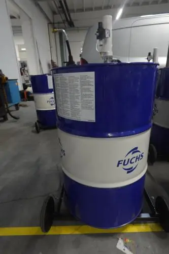 Vatenkar met Samoa pomp en vat olie plm 250l – kavel bij Openbare Verkopen