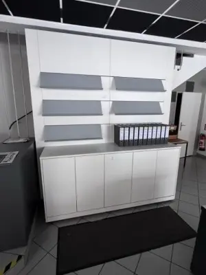 5589.7 => 1 Sideboard, ca. 2,2 lfd. m mit Prospektwand – kavel bij VENTA Industrieversteigerungen, Hagen