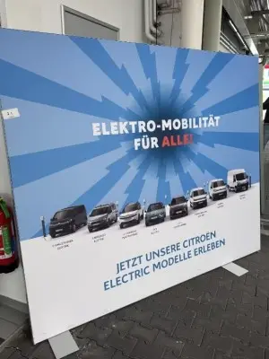 5589.21 => 2 Werbeaufsteller mit Alu-Rahmen – kavel bij VENTA Industrieversteigerungen, Hagen