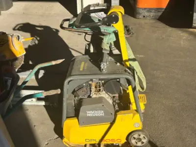 1 Rüttelplatte Wacker Neuson – kavel bij Schwarzfischer Auktionen, Roding