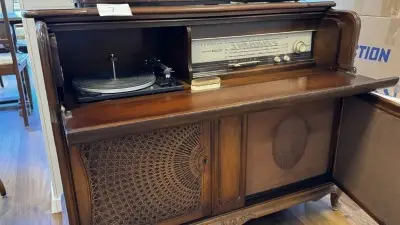 5691.7 => 1 Musiktruhe mit Röhrenradio – kavel bij VENTA Industrieversteigerungen, Hagen