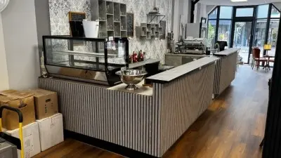 5691.8 => 1 Verkaufszeile, ca. 2x6x2 lfd. m mit Unterschränken – kavel bij VENTA Industrieversteigerungen, Hagen
