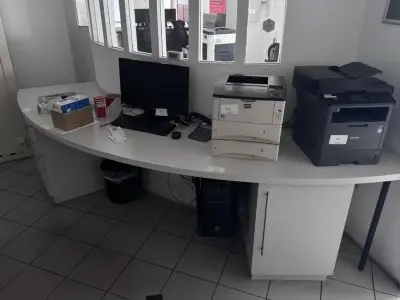 5589.35 => 1 Schreibtisch, ca. 5 lfd. m, halbrund – kavel bij VENTA Industrieversteigerungen, Hagen
