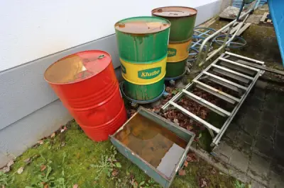 3 Ölfässer 200 Liter, 6 Fassrollwägen – kavel bij Schwarzfischer Auktionen, Frage