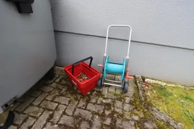 1 Schlauchrollwagen 3 Kunststoffkörbe – kavel bij Schwarzfischer Auktionen, Frage