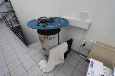 1 Stehtisch, 1 Bildschirm ältere Gereation, 1 Umzugskiste mit Inhalt – kavel bij Schwarzfischer Auktionen, Frage