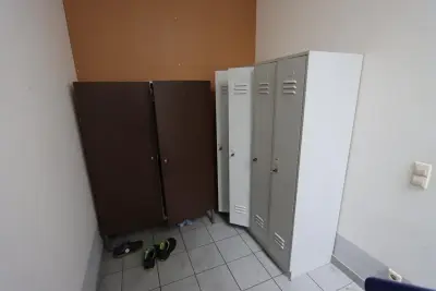 Position 021 - 1 Blechspind 4-türig, 1 Kleiderschrank 2-türig, 1 Stahlblechschrank mit Inhalt an diversen Akten – kavel bij Schwarzfischer Auktionen, Frage