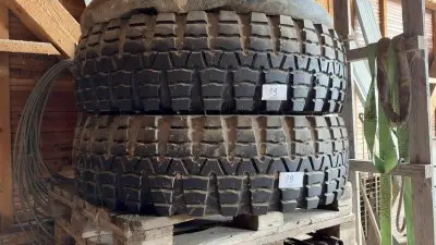 5735.19 => 2 LKW-Reifen Continental für KAT 1 (bereits nachgeschnitten) – kavel bij VENTA Industrieversteigerungen, Hagen