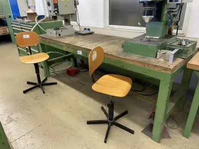 5590.1548 => 1 Arbeitstisch mit 2 Arbeitsdrehstühlen – kavel bij VENTA Industrieversteigerungen, Hagen