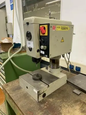 5590.1550 => 1 Taumelnietmaschine Friedrich N200 020, Bj. 2285/01 – kavel bij VENTA Industrieversteigerungen, Hagen