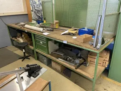 5590.1558 => 2 Arbeitstische mit insgesamt 1 Arbeitsdrehocker und 1 Schubladenschrank – kavel bij VENTA Industrieversteigerungen, Hagen