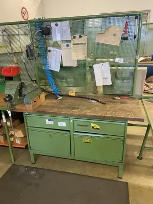 5590.1560 => 1 Werkbank mit Schraubstock und Werkzeugrückwand – kavel bij VENTA Industrieversteigerungen, Hagen