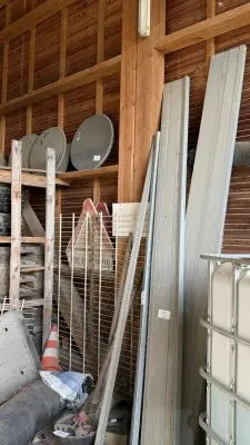 5735.14 => 1 Pos. Verkehrsschilder mit Stangen und Befestigungsmaterialien – kavel bij VENTA Industrieversteigerungen, Hagen