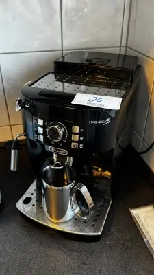 5710.26 => 1 Kaffeevollautomat DeLonghi Magnifica S – kavel bij VENTA Industrieversteigerungen, Hagen
