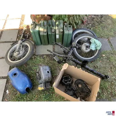 Fahrzeugteile Aermacchi und 5 Benzinkanister – kavel bij Justiz-Auktion, Erding