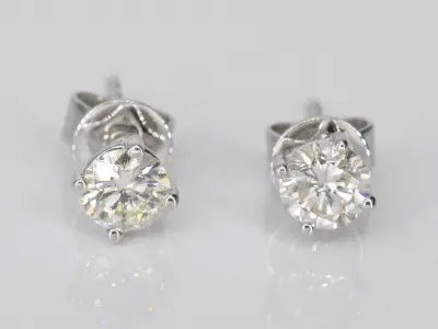 Witgouden diamanten oorbellen van 1.50 carat – kavel bij Onlineveilingmeester