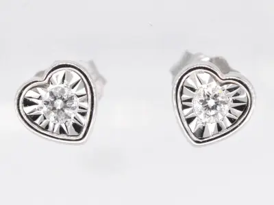 Witgouden oorbellen met een briljant geslepen diamant in hartvorm – kavel bij Onlineveilingmeester