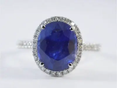 Witgouden entourage ring met diamanten en saffier – kavel bij Onlineveilingmeester
