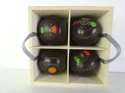 Set van 4 Thomas Taylor lawn bowls in houten kist – kavel bij De Kringwinkel, Heverlee
