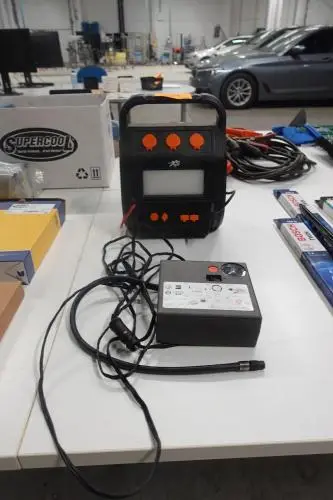 Elektrische booster XS + bandencompressor Active tools – kavel bij Openbare Verkopen