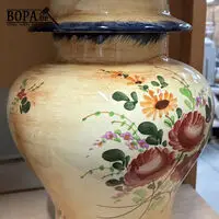 Vintage handgeschilderde keramieken dekselvaas – kavel bij BOPA Auctions, Oekene