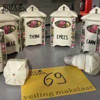 Vintage set witte keramieken kruidenpotjes – kavel bij BOPA Auctions, Oekene