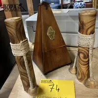 Bamboe rammelaar + antiek houten metronoom – kavel bij BOPA Auctions, Oekene