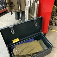 Vintage metalen legerkoffer met textiel + veldbed – kavel bij BOPA Auctions, Oekene