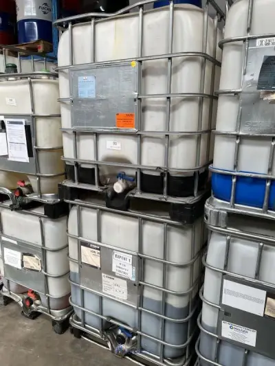 2 IBC-containers met transmissie- en multifunctionele olie – kavel bij VH Auctions