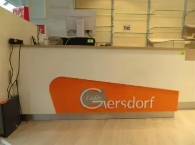 1 Ladentheke mit Firmenlogo – kavel bij Perlick Industrieauktionen, Dessau-Roßlau