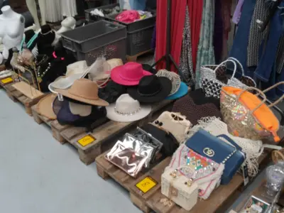 Sacs, chapeaux, colliers, accessoires, etc – kavel bij Trans Executive
