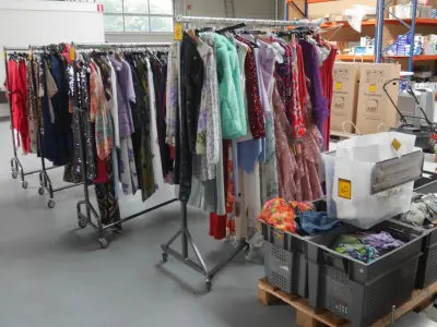 Vêtements sans bacs gris et sans les tringles – kavel bij Trans Executive