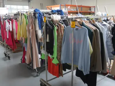 Vêtements neufs + 1 tringle ( roue tordue) – kavel bij Trans Executive