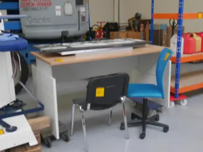 Bureau + chaises + décorations – kavel bij Trans Executive