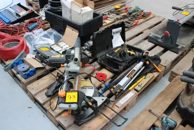 Outillages divers: scie à onglets, lasers, etc – kavel bij Trans Executive