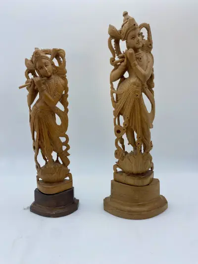 Paar Indiase houten beelden van Krishna met fluit – kavel bij Het Harener Veilinghuys, Tynaarlo