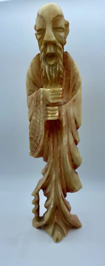 Chinese albasten sculptuur van geleerde / wijze – kavel bij Het Harener Veilinghuys, Tynaarlo