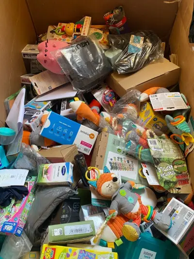 Ca. 250x SPeelgoed, verzorging en handelsgoederen, Bruynzeel, PlayGO, Estée Lauder Etc – kavel bij Onlineveilingmeester, Dokkum