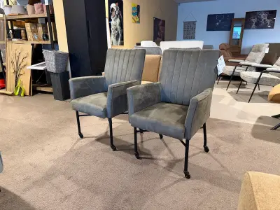 Set van 2 eetkamerstoelen, zwart onderstel olive groen – kavel bij Onlineveilingmeester, Joure