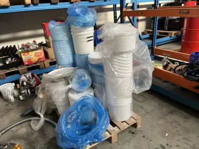 Partij diverse lege emmers – kavel bij VH Auctions