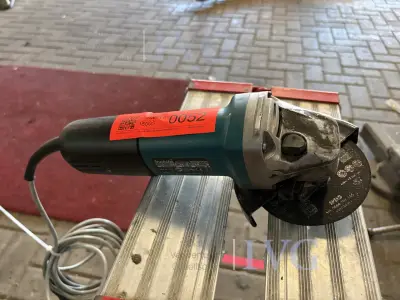 Winkelschleifer MAKITA 9558HNR – kavel bij IVG, Cloppenburg