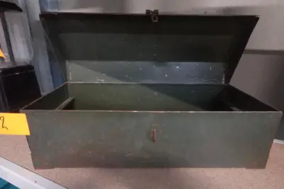 Metalen koffer – kavel bij Openbare Verkopen, Harelbeke