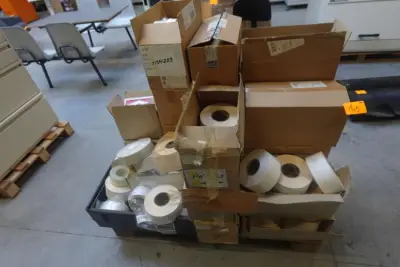Pallet diverse labels – kavel bij Openbare Verkopen, Harelbeke