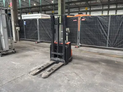 BT Staxio SWE100 Elektrische meeloop-stapelaar – kavel bij Dome Auctions, Depot Deinze
